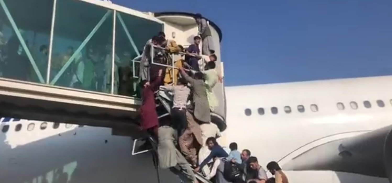 Σκηνές χάους στο αεροδρόμιο της Καμπούλ: Χιλιάδες Αφγανοί επιχειρούν να διαφύγουν ενώπιον της επέλασης των Ταλιμπάν