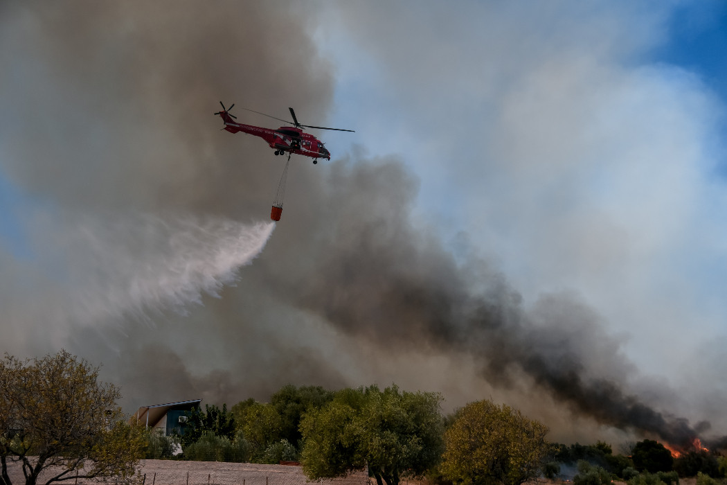Μεγάλη φωτιά στη Λαυρεωτική – Εκκενώνονται οικισμοί, απειλείται ο Εθνικός Δρυμός Σουνίου