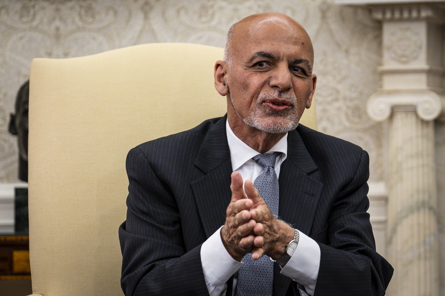 Ο Αφγανός πρόεδρος διέφυγε με 4 αυτοκίνητα και 1 ελικόπτερο γεμάτα μετρητά