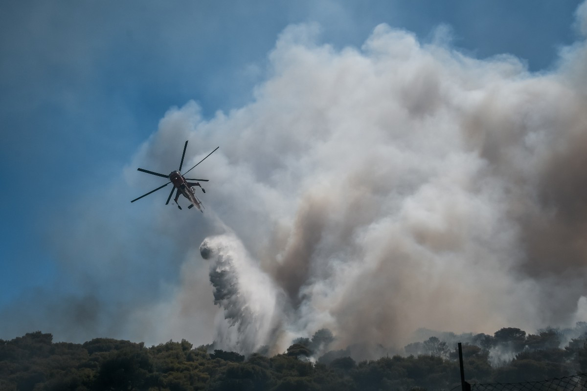 Πυρκαγιά στην Κερατέα: Ορατός από το διάστημα ο καπνός