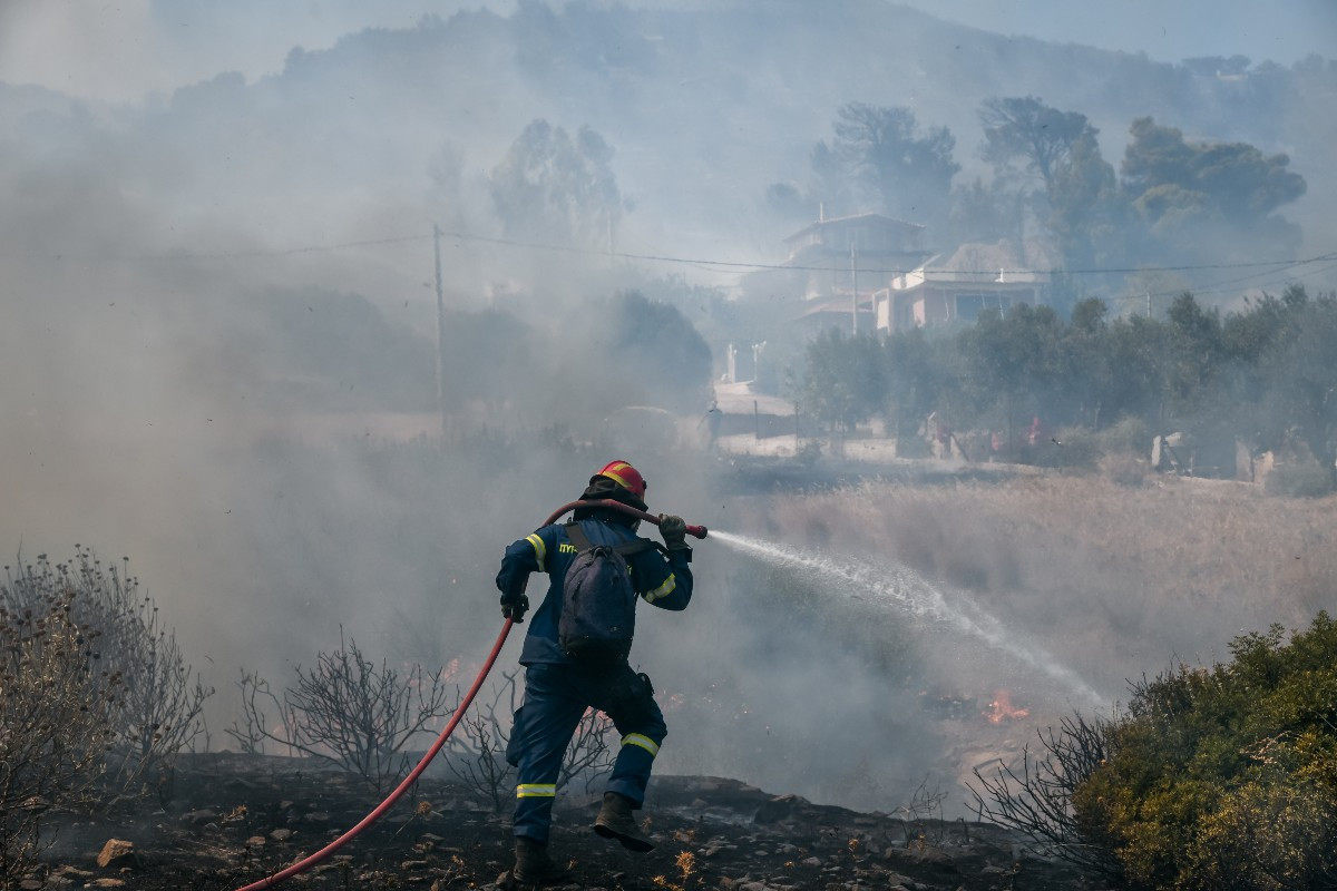 Πυρκαγιές στην Αττική: Ανεξέλεγκτη η φωτιά στα Βίλια – Καλύτερη εικόνα στην Λαυρεωτική