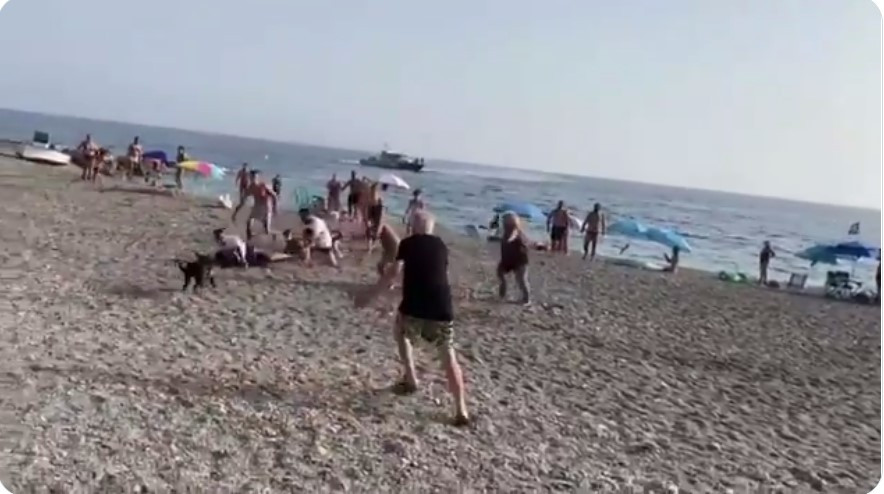 Ισπανία: Λουόμενοι συλλαμβάνουν έμπορο ναρκωτικών στην παραλία (βίντεο)