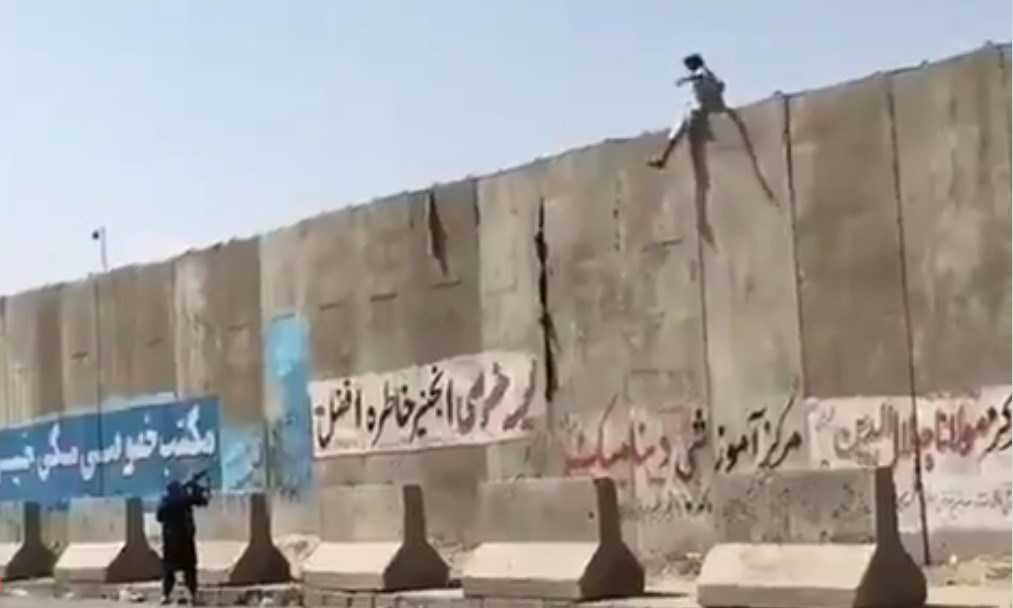 Ταλιμπάν πυροβολεί εν ψυχρώ άοπλο στην Καμπούλ (βίντεο)