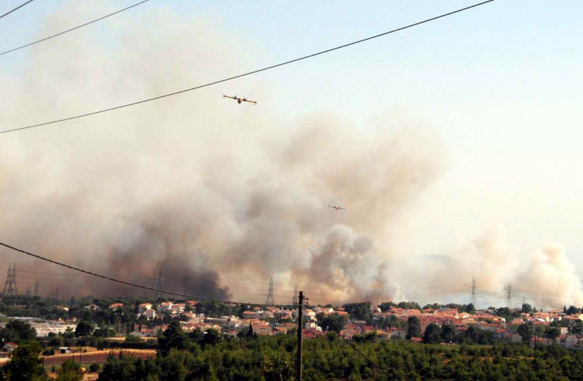 Αρνείται να εγκαταλείψει το σπίτι του που κάηκε στη Βαρυμπόμπη ο φωτορεπόρτερ Αλέκος Βουτσαράς