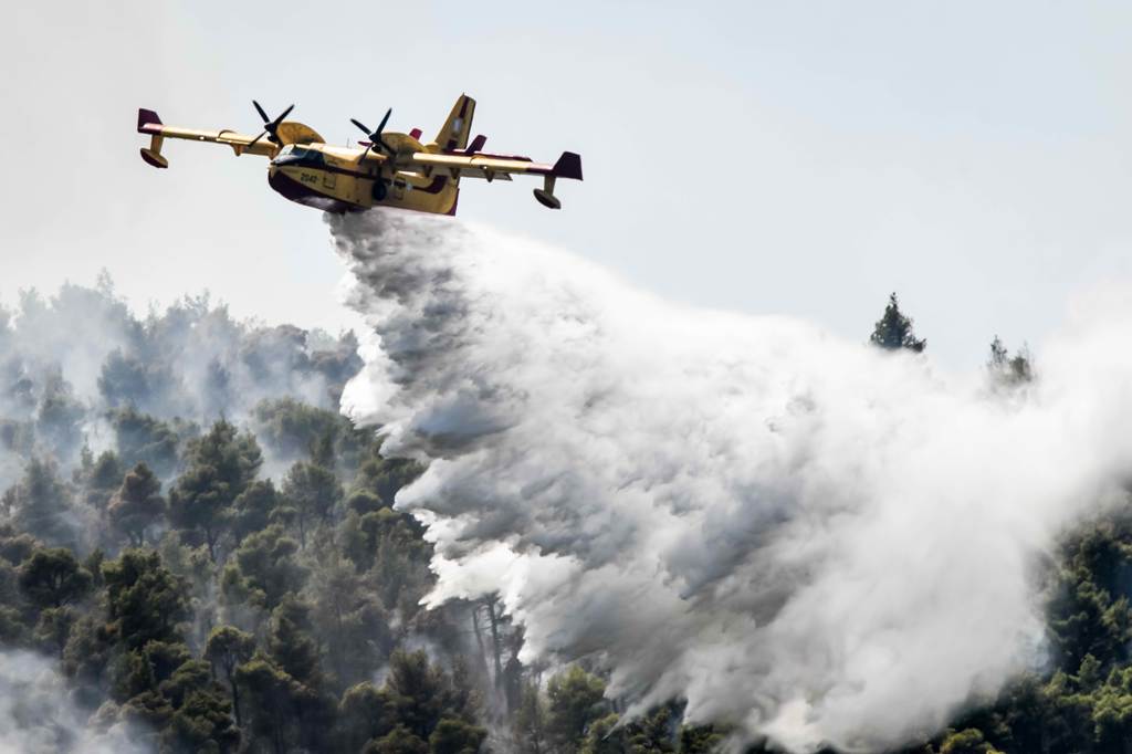 Φωτιά στα Βίλια: Πύρινο μέτωπο 20 χλμ. – Νέες εκκενώσεις οικισμών