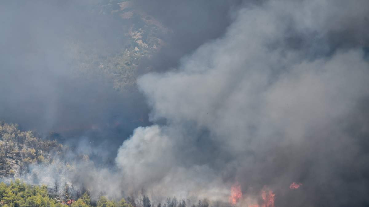Φωτιά στα Βίλια: Μεγάλη αναζωπύρωση – Καίγονται σπίτια, κυκλωνει τον οικισμό το μέτωπο