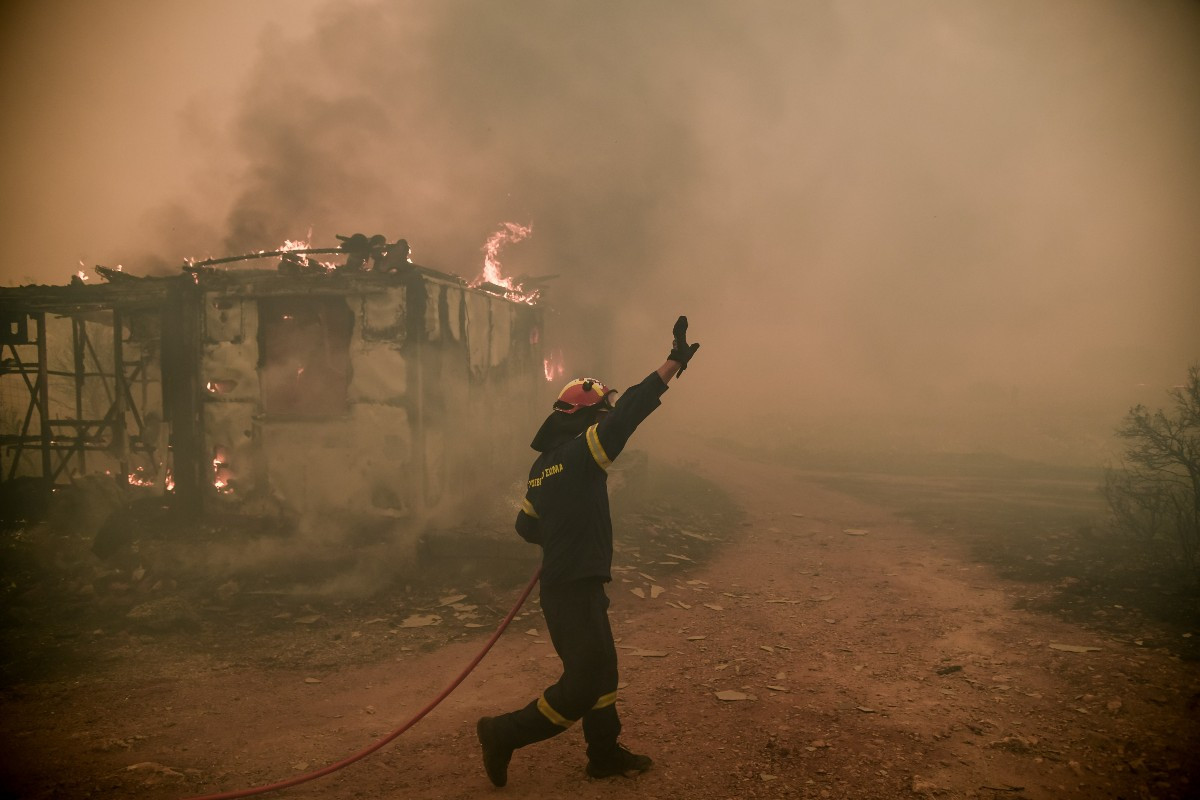 Στιγμές αγωνίας στα Βίλια: Καίγονται σπίτια – Ανεξέλεγκτο το μέτωπο