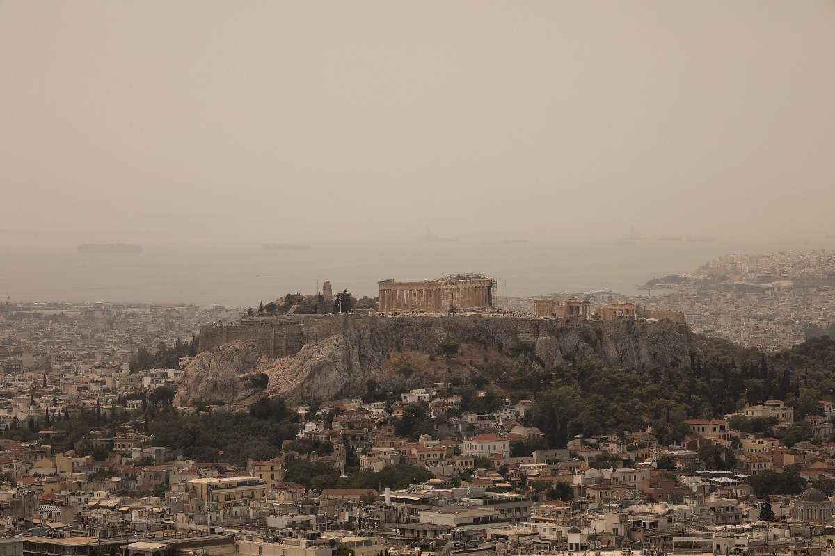 Φωτιά στα Βίλια: Οι καπνοί έπνιξαν τον ουρανό της Αττικής