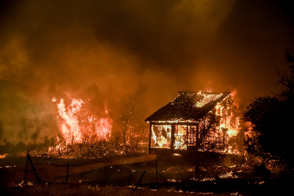 Φωτιά στα Βίλια: Τρίτη νύχτα αγωνίας για τους κατοίκους – Ανεξέλεγκτο το μέτωπο – Κοντά στον οικισμό οι φλόγες