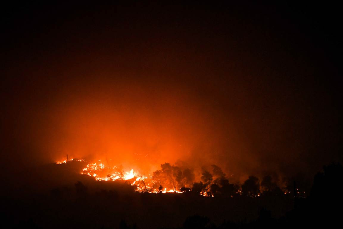 Ολονύχτια μάχη με τη φωτιά στα Βίλια – Οι κάτοικοι κοιμήθηκαν στα αυτοκίνητά τους