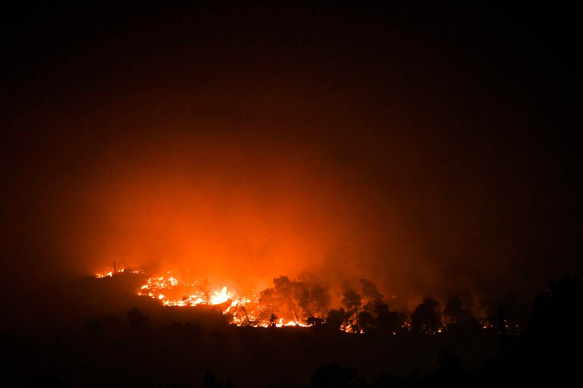 Ολονύχτια μάχη με τη φωτιά στα Βίλια – Οι κάτοικοι κοιμήθηκαν στα αυτοκίνητά τους