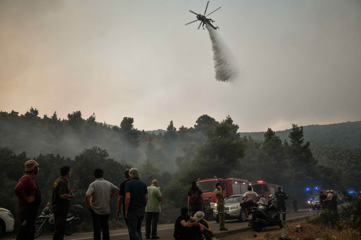 Φωτιά στα Βίλια: Πλησιάζουν Οινόη και Πανόραμα οι φλόγες – Συνεχείς οι αναζωπυρώσεις