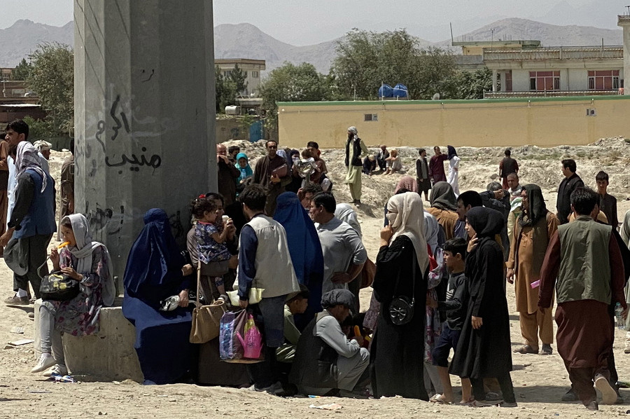 Απόγνωση στο Αφγανιστάν: Μητέρες προσπαθούν να φυγαδεύσουν τα παιδιά τους