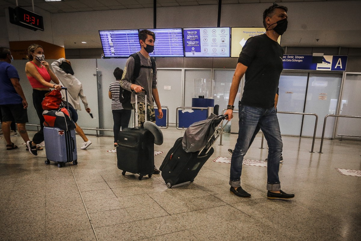 Υποχρεωτικό τεστ για ταξιδιώτες που δεν έχουν εμβολιαστεί από 13 χώρες για είσοδο στην Ελλάδα