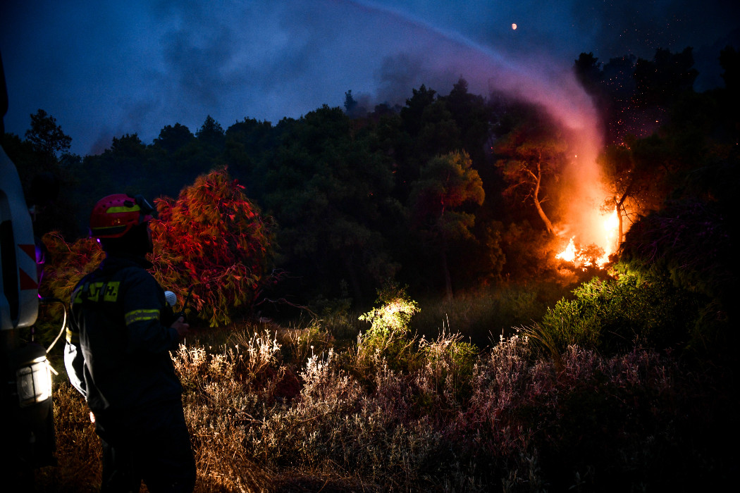 Για πέμπτη μέρα καίει η φωτιά στα Βίλια – Σε επιφυλακή για αναζωπυρώσεις