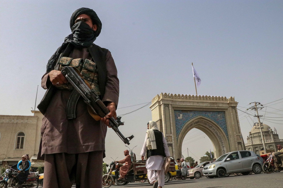 Ανταποκρίτρια του CNNi στην Καμπούλ αντιμέτωπη με τα Καλάσνικοφ των Ταλιμπάν