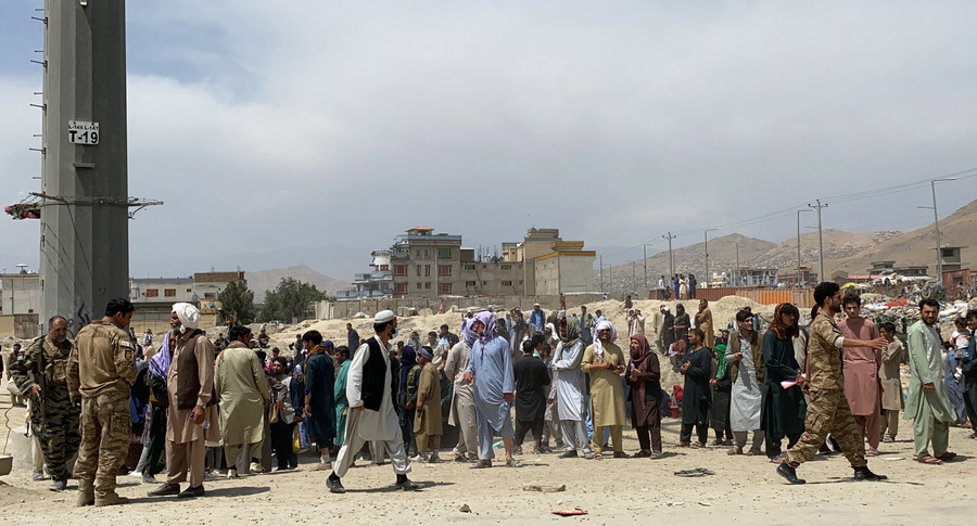 Καμπούλ: Χιλιάδες απελπισμένοι πολιορκούν το αεροδρόμιο για να διαφύγουν