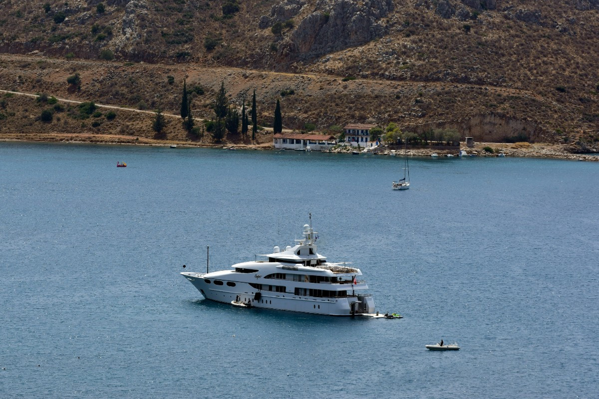 Δώδεκα στα 13 επαγγελματικά τουριστικά σκάφη στη Σαντορίνη εντοπίστηκαν να φοροδιαφεύγουν