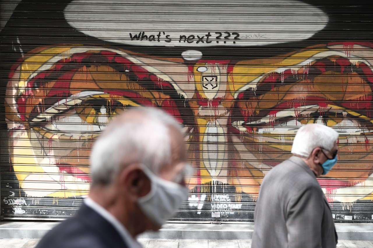 Οι μισοί Έλληνες δανείζονται για να τα βγάλουν πέρα