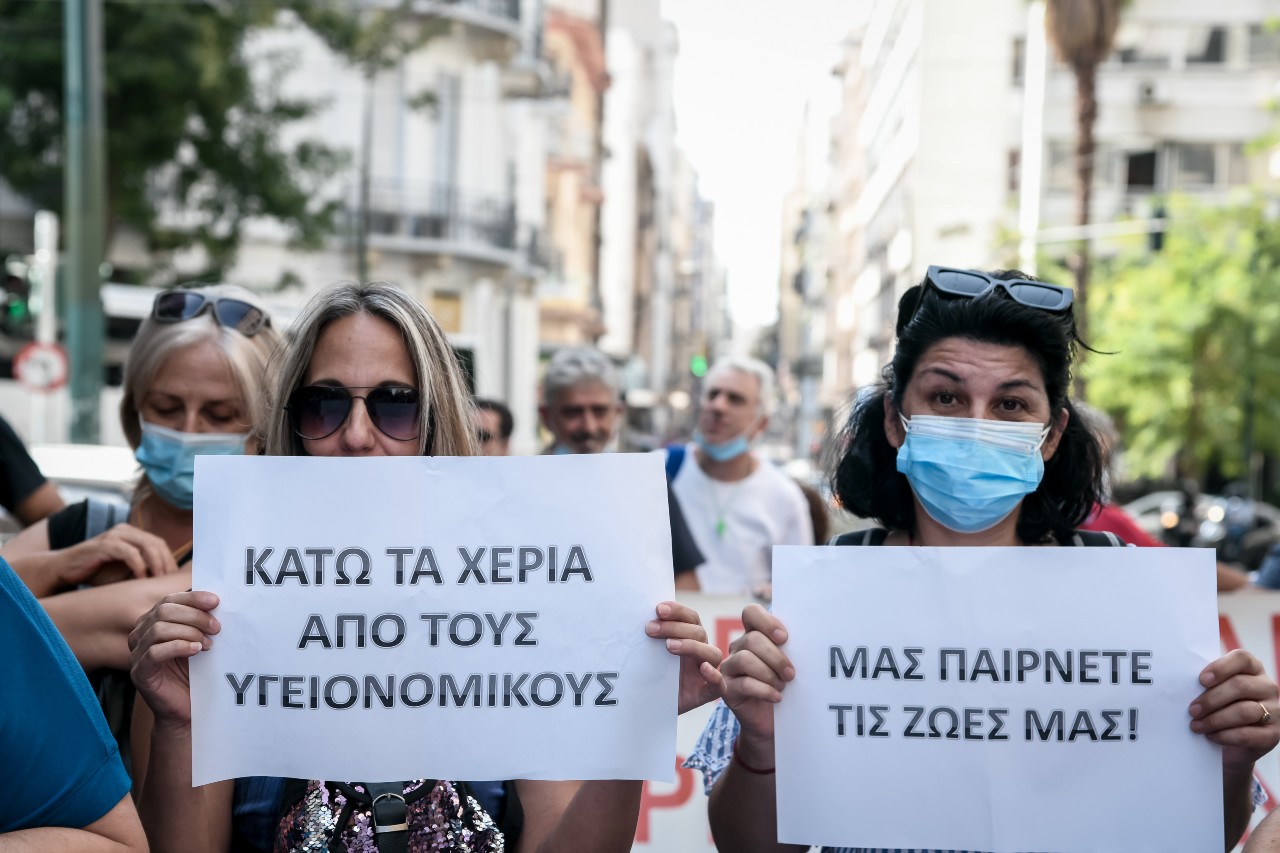 Ολοταχώς προς τον τοίχο με τον υποχρεωτικό εμβολιασμό