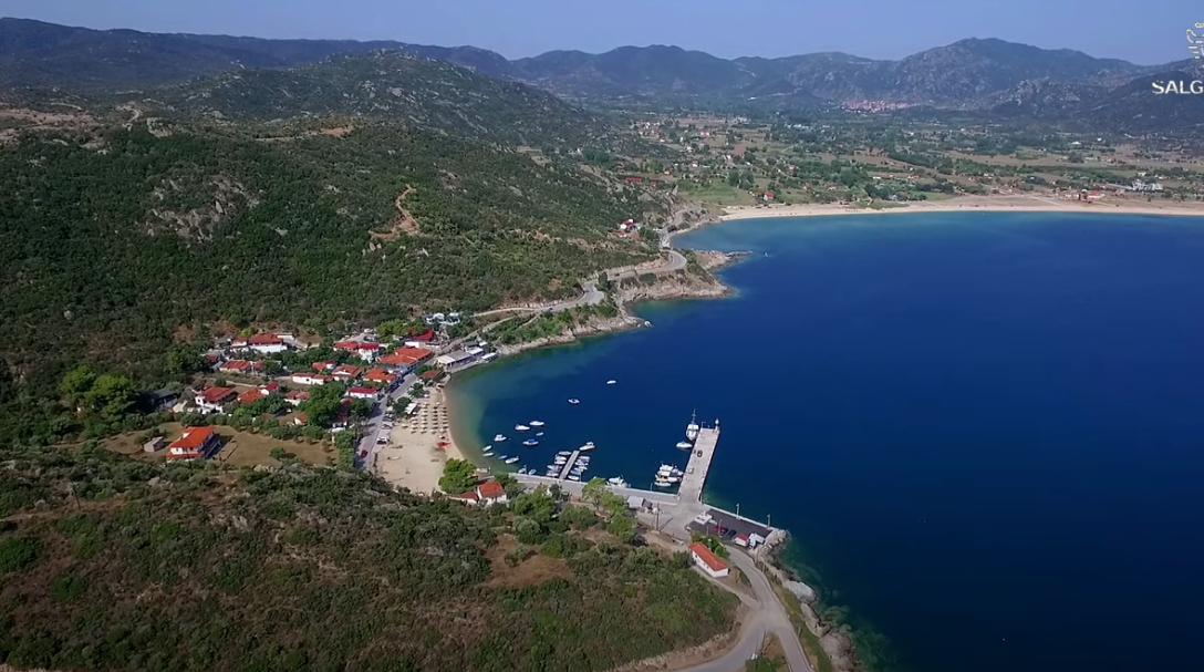 Η Παραλία Συκιάς και οι πανέμορφοι γραφικοί κολπίσκοι