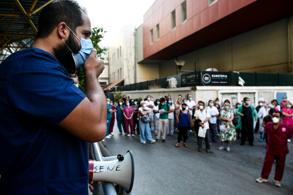 Κινητοποιήσεις υγειονομικών σε όλη τη χώρα κατά της αναστολής