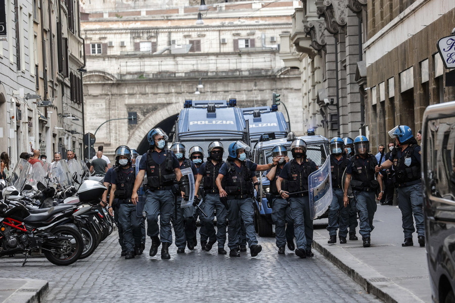 Ιταλία: Έφοδοι της αστυνομίας σε σπίτια αντιεμβολιαστών – Σχεδίαζαν επιθέσεις