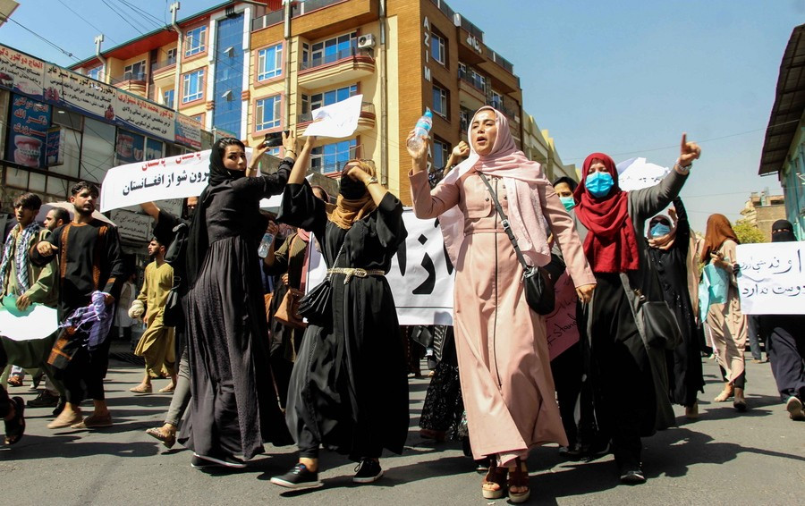 Ταλιμπάν: «Δεν θα γίνει καμία γυναίκα υπουργός, δεν μπορεί να σηκώσει το βάρος»