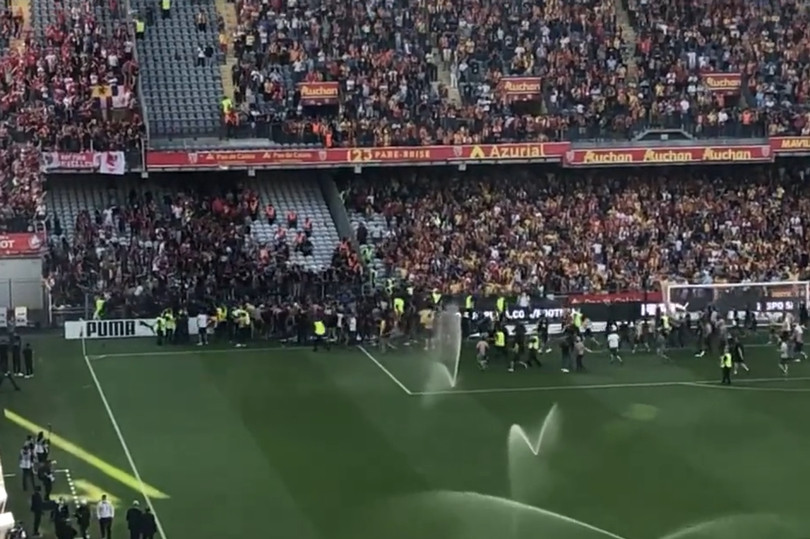 Χάος στον αγώνα Λανς – Λιλ: Εισβολή οπαδών στο γήπεδο και σοβαρά επεισόδια [Βίντεο]