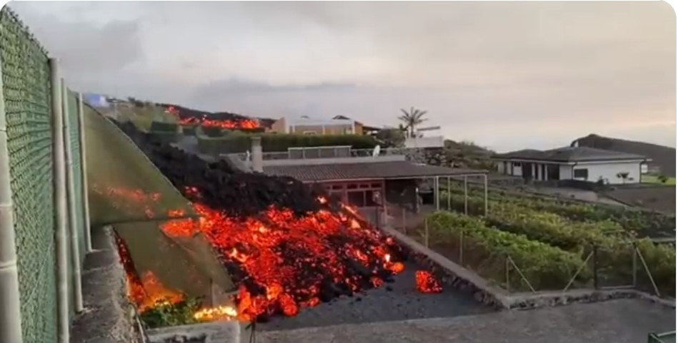 Κανάρια Νησιά: Η λάβα «καταπίνει» σπίτια μετά από έκρηξη ηφαιστείου – Χιλιάδες εγκατέλειψαν τις εστίες τους [Βίντεο]