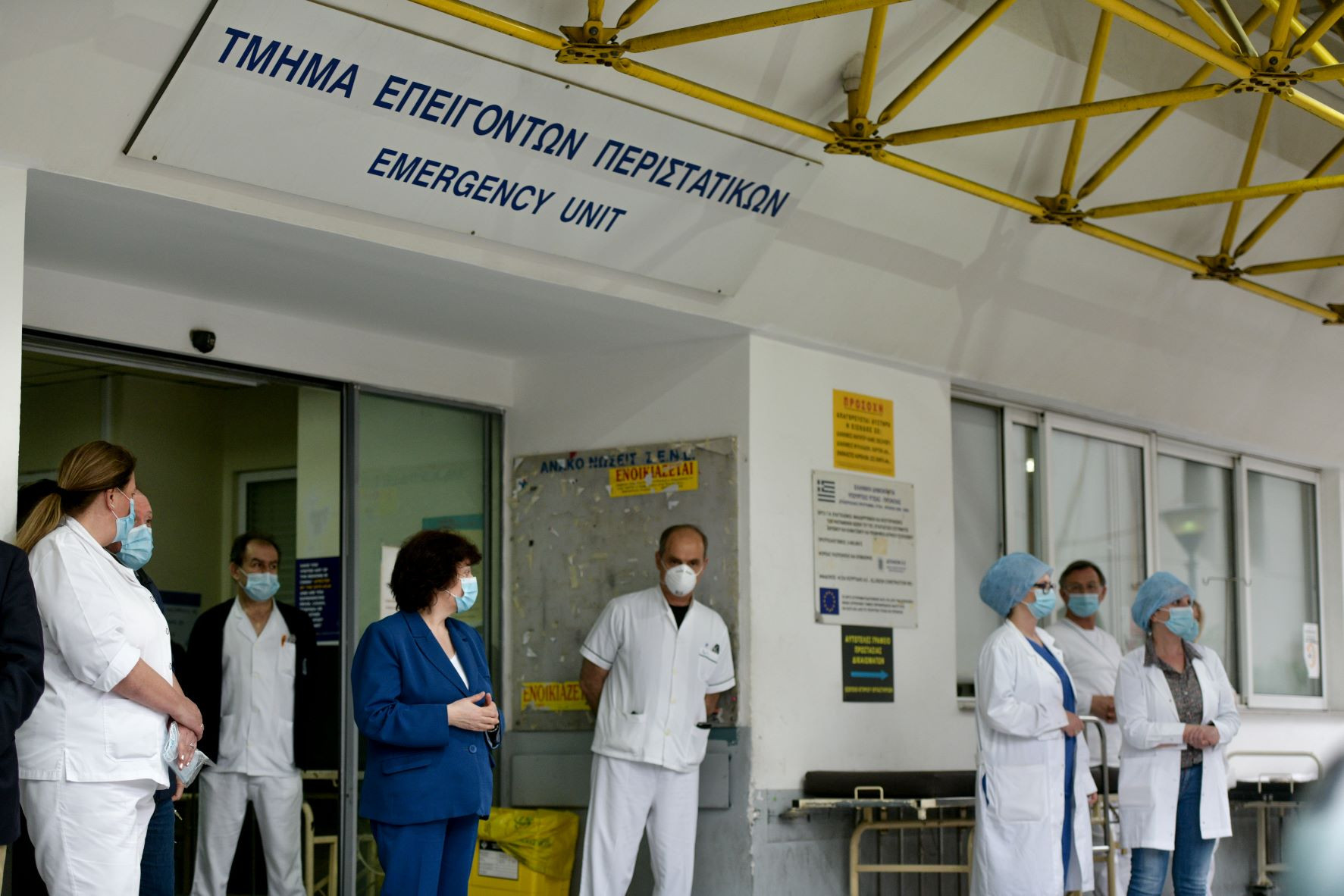 Οι νοσοκομειακοί γιατροί καταγγέλλουν τη «λιποταξία των καθηγητών της Ιατρικής Σχολής Αθήνας από την πανδημία»