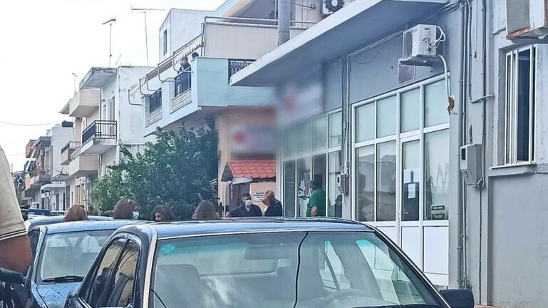 Κρήτη: Ανεμβολίαστη εργαζόμενη σε ΚΑΠΗ κλειδώθηκε στο κτήριο για να συνεχίσει να εργάζεται