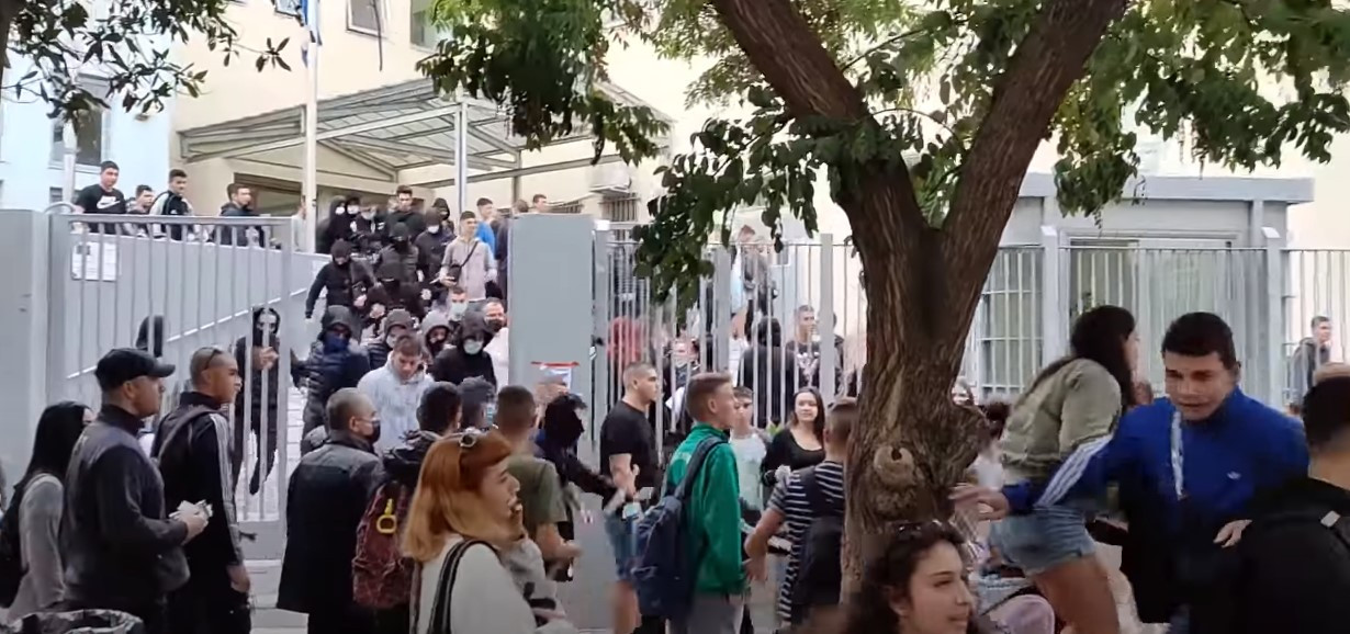 Μαρτυρίες φοιτητών στο tvxs.gr για τη φασιστική επίθεση: Αρκετοί ήταν εξωσχολικοί, είχαν κρύψει τον εξοπλισμό στο σχολείο