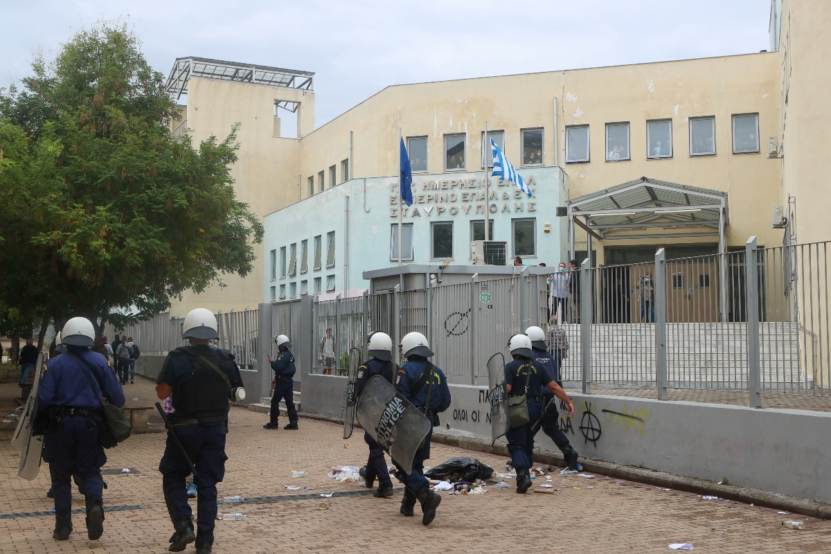 Eπίθεση στη Σταυρούπολη: Η αστυνομία κοιτάζει τους δράστες να μπαίνουν ανενόχλητοι στο σχολείο