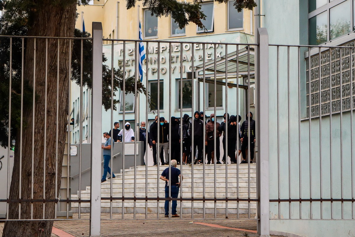 ΕΠΑΛ Σταυρούπολης: 40 προσαγωγές και 6 συλλήψεις μετά την επίθεση – Είχαν μαζί τους μαχαίρια