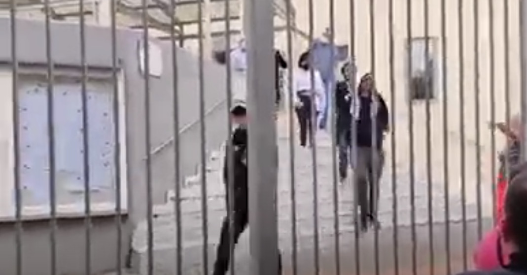 Νεοναζί στη Σταυρούπολη: Υπεύθυνοι από το ΕΠΑΛ φυγαδεύουν τους δράστες της επίθεσης [BINTEO]