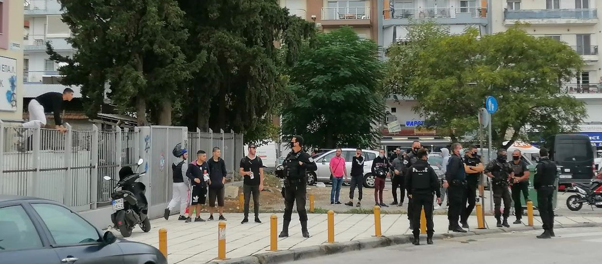 ΕΠΑΛ Σταυρούπολης: Οι ακροδεξιοί πηδάνε τα κάγκελα, ανενόχλητοι από τους αστυνομικούς [Βίντεο + Φωτό]