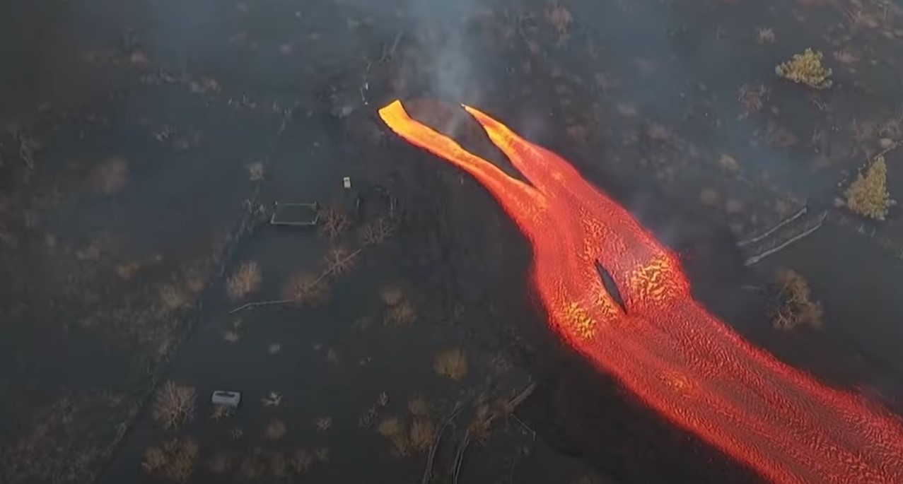 Λα Πάλμα: Φούσκωσε το ποτάμι λάβας στο ηφαίστειο Κούμπρε Βιέχα [Βίντεο]