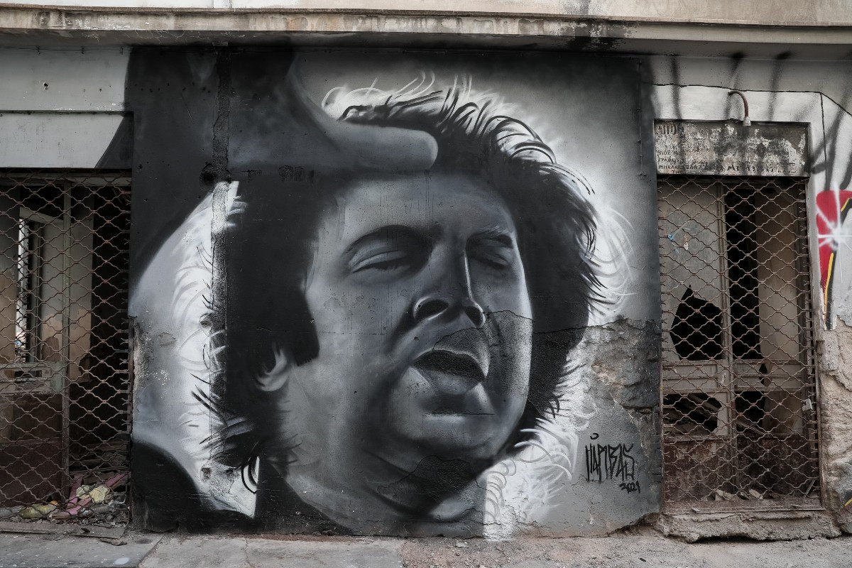 Γκράφιτι προς τιμήν του Μίκη Θεοδωράκη σε τοίχο στο Ψυρρή