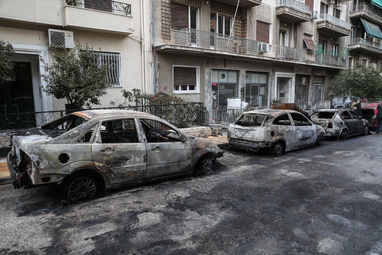 Απορριμματοφόρο του δήμου Αθηναίων παίρνει φωτιά και καίει ακόμη 11 αυτοκίνητα