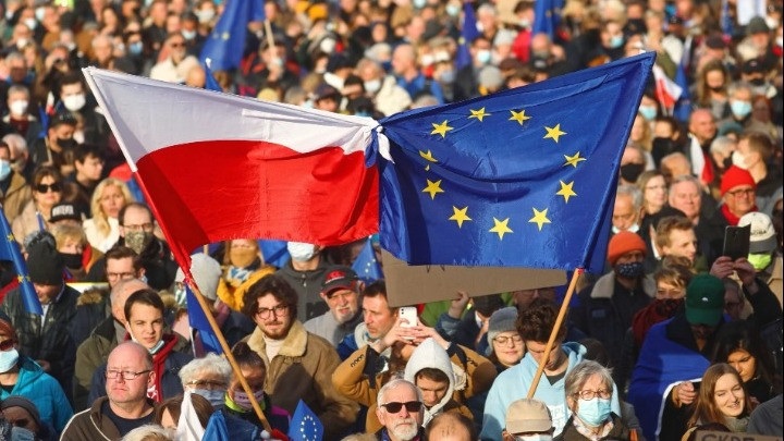 Αντιδράσεις για τον κίνδυνο του Polexit: Τι σηματοδοτεί η απόφαση της Πολωνίας