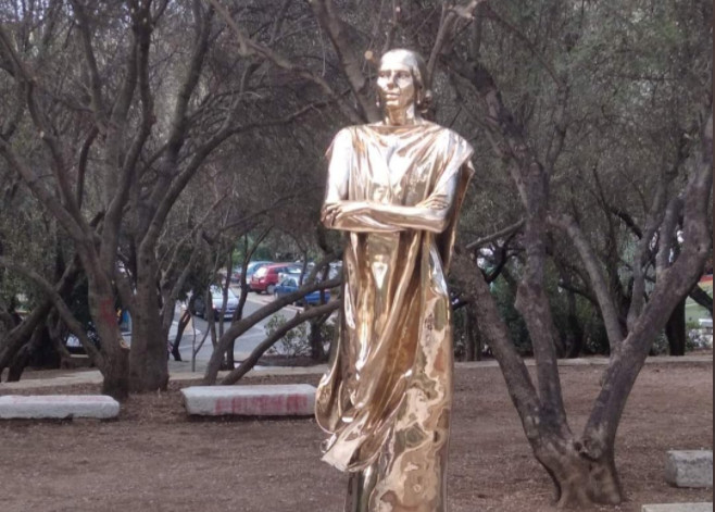 Πάρτι στο Twitter με το άγαλμα της Μαρίας Κάλλας – «Θυμίζει τον κακό από το Τerminator 2 και αγαλματίδιο Oscar»
