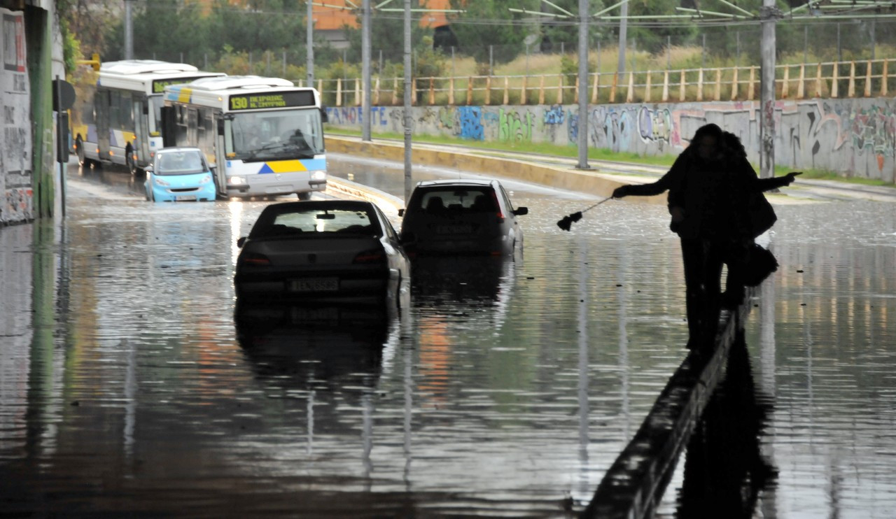 Προειδοποιήσεις Μπελαβίλα για πλημμύρες σε Αθήνα – Πειραιά: «Ένα νέο ποτάμι θα φτάσει ανεμπόδιστα στον Σαρωνικό»
