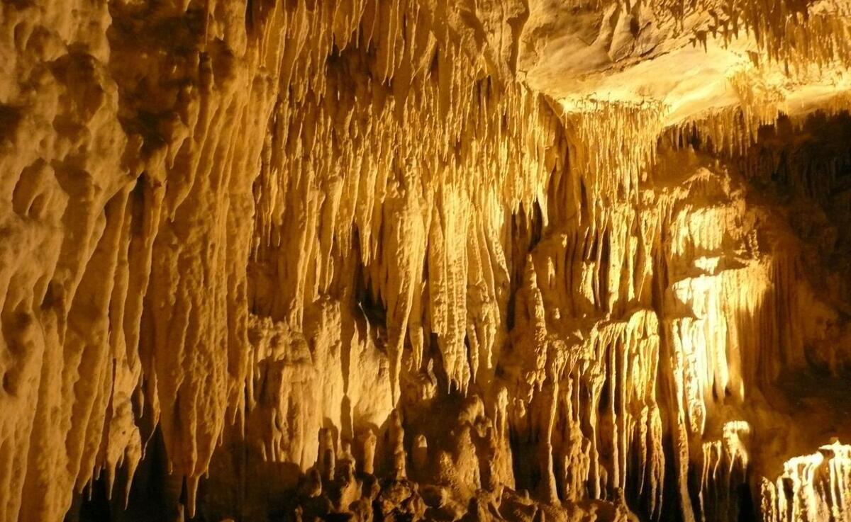 Το μαγευτικό σπήλαιο με τις εφτά υπόγειες λίμνες στην Καστοριά