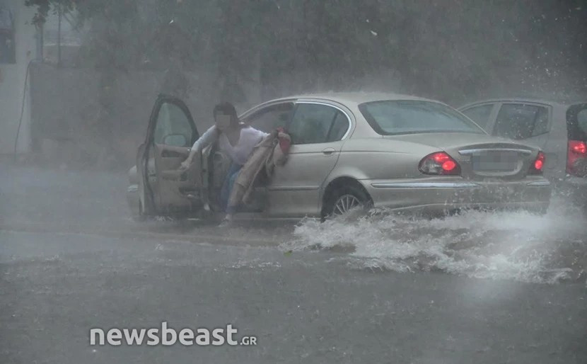 Πλημμύρισε η Πειραιώς: Γυναίκα εγκαταλείπει το αυτοκίνητο στη μέση του δρόμου