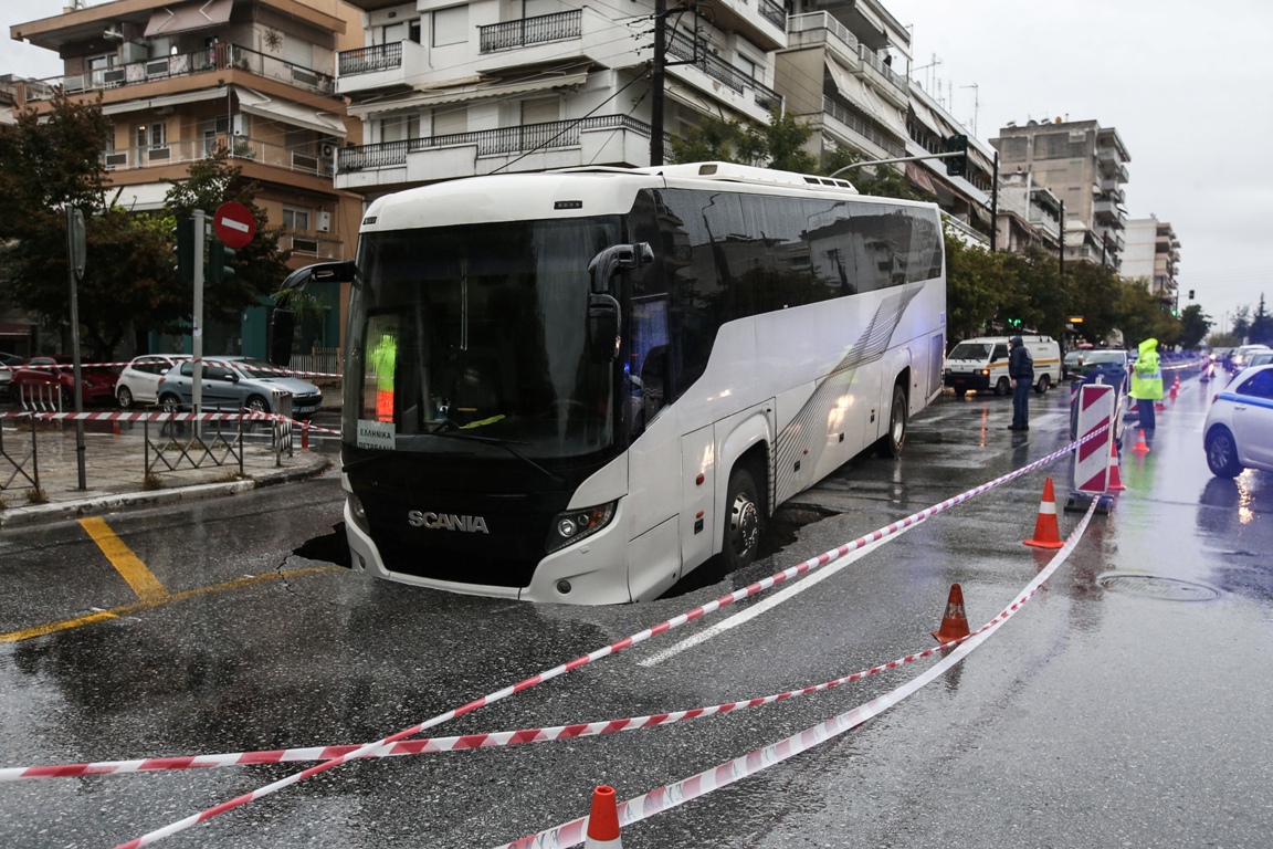 Θεσσαλονίκη: Λεωφορείο έπεσε μέσα σε τρύπα βάθους 5 μέτρων επί του οδοστρώματος [Βίντεο