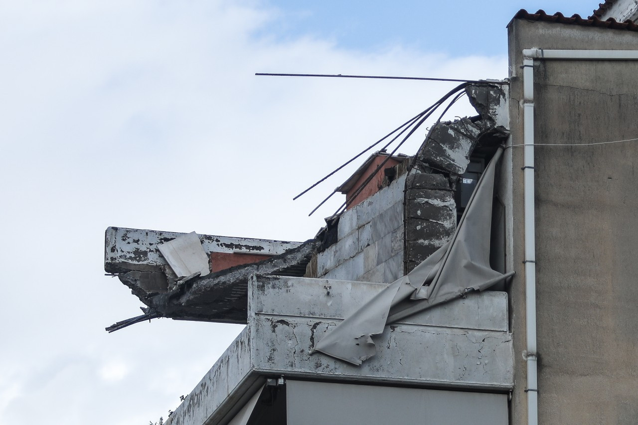 Κατέρρευσε μπαλκόνι σε πολυκατοικία στο Χαλάνδρι