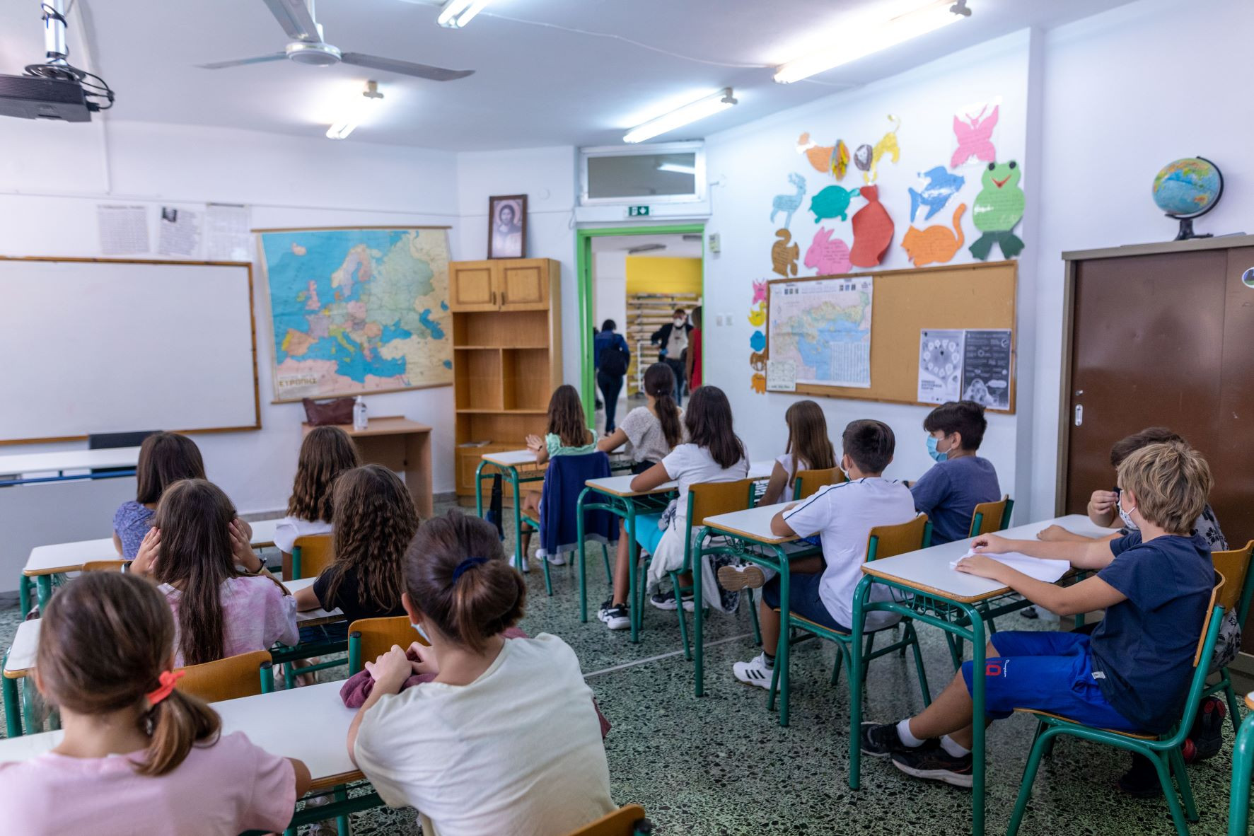 Αντί να προσλάβει εκπαιδευτικούς, συγχωνεύει τμήματα το υπουργείο Παιδείας – Αναβρασμός στις τοπικές κοινωνίες