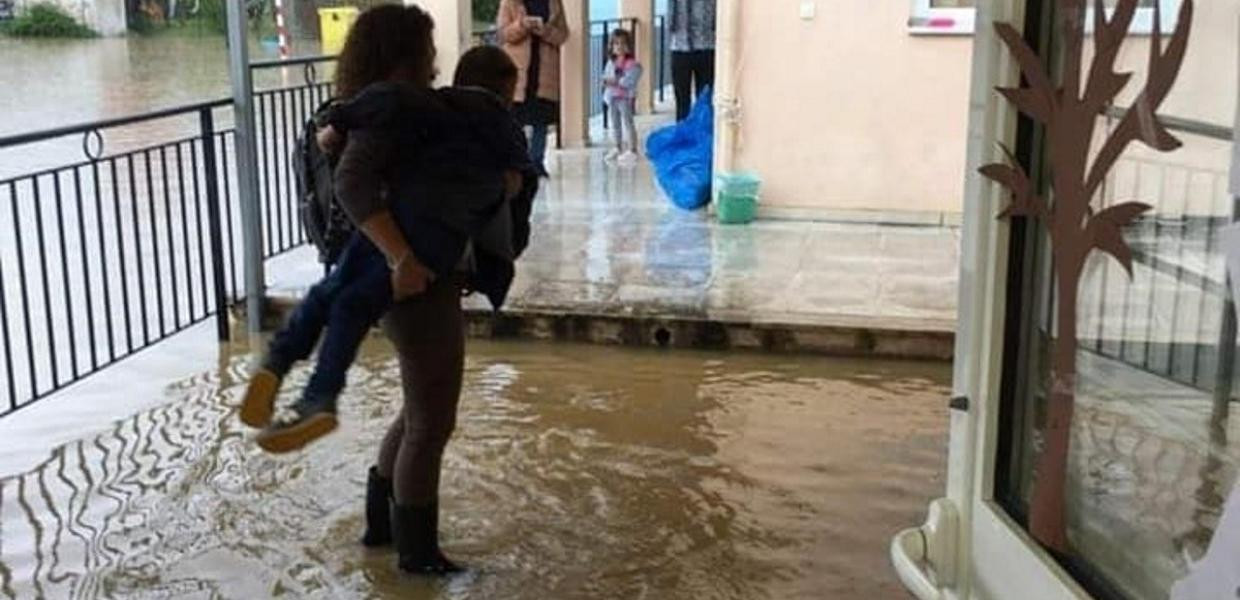 «Μπάλλος»: Εκπαιδευτικοί βγάζουν αγκαλιά μαθητές από τα πλημμυρισμένα σχολεία στην Κέρκυρα [ΦΩΤΟ]