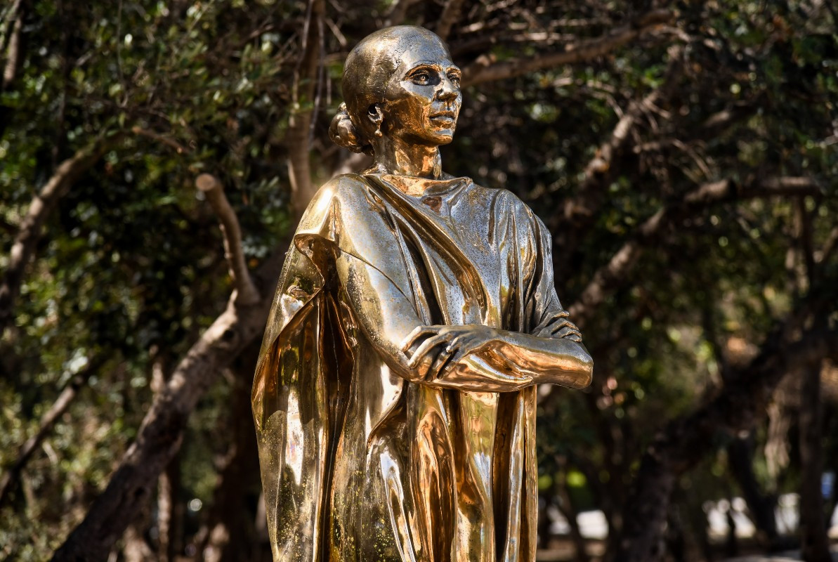 Ο Guardian κάνει πλάκα με το άγαλμα της Κάλλας: «Ποιος είναι; Ο Γκάντι με τακούνια;»